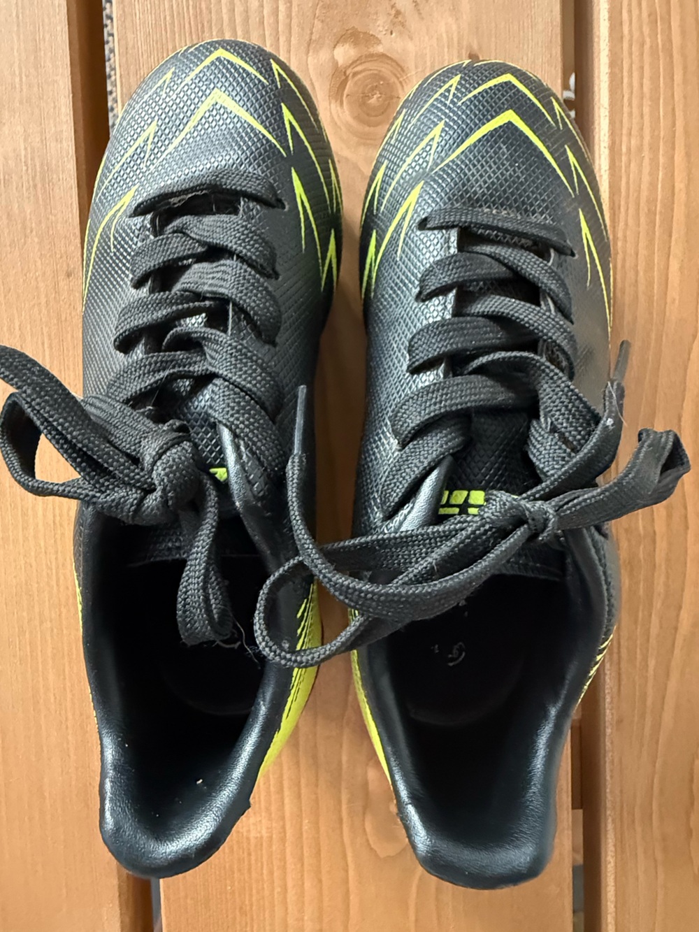 Vizari Black and Neon Yellow Athletic Cleats Size 10.5 Eur 28